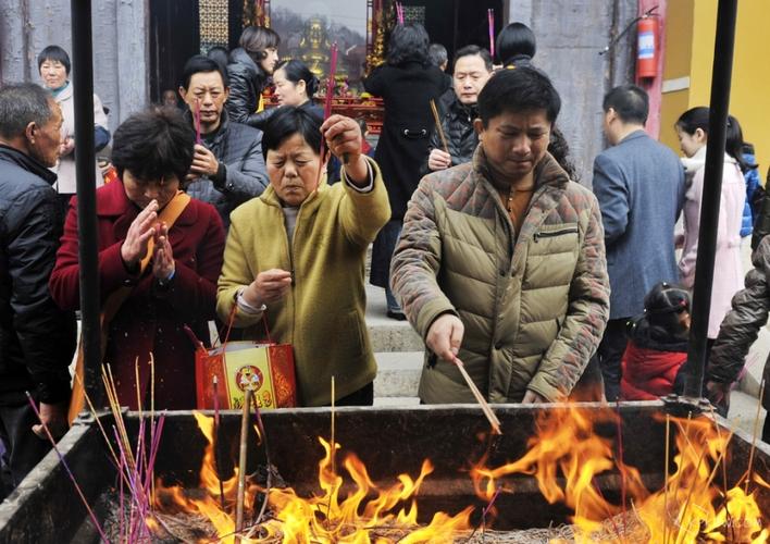 正月初一普陀山某寺院烧香的人们.