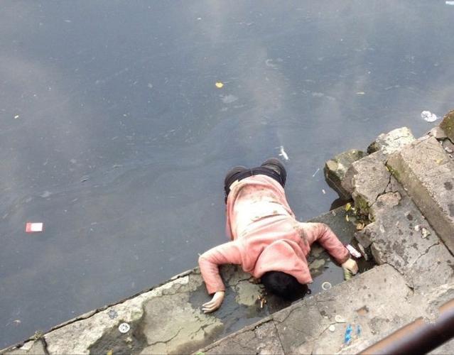 江苏扬州一河中惊现浮尸死者是30岁左右男性