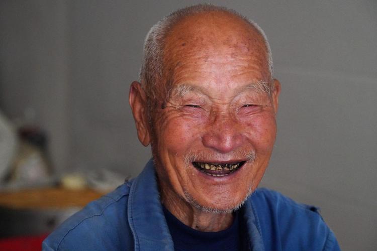 山西农村88岁老人一生离不开酒瓶现在3天喝1斤看生活成啥样