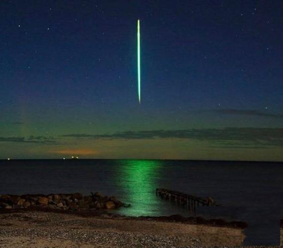 推上热转的 在丹麦拍到的翡翠绿色流星呈一条完美的直线星落九天飞