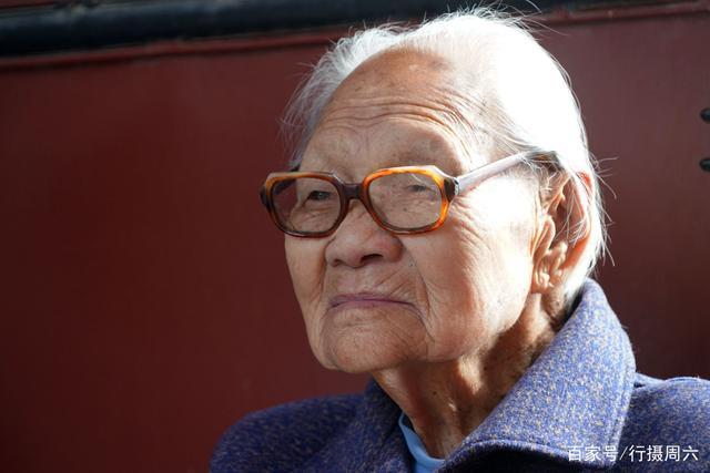 图片上这位银发老人名叫王月菊今年106岁老人家住山西省万荣县解店