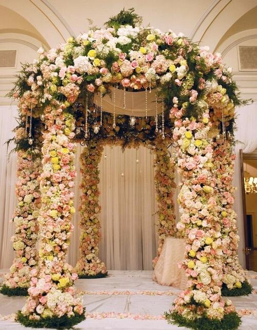 百合为婚礼必不可少的吉祥花卉也可满场用特别用于布置草坪婚礼等