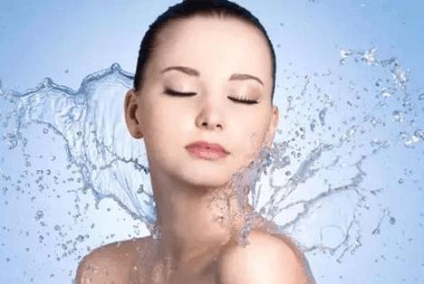 脸部时常干燥第一原因肯定是因为缺水皮肤一旦缺水不单只是干燥