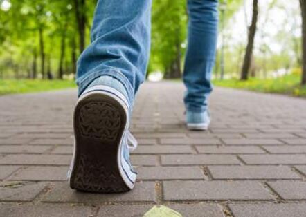 美国科学家发现:走路慢的人思维也慢 走路更慢衰老加速