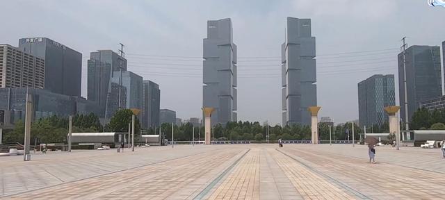 河南郑州有一座285米的双子塔花费25亿元建成的地标建筑
