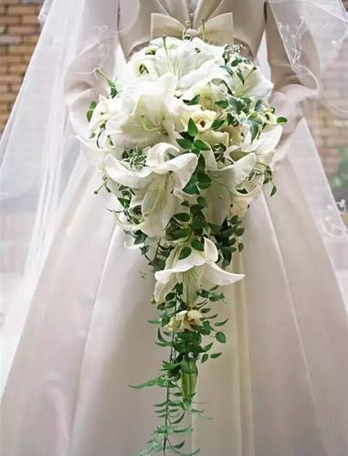 百合为婚礼必不可少的吉祥花卉也可满场用特别用于布置草坪婚礼等