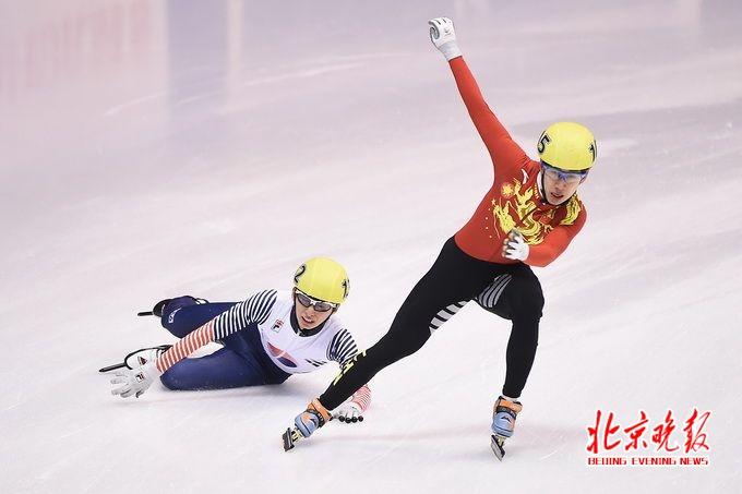 急于在最后时刻超越的韩国选手摔在了冰面上翻滚着冲过终点
