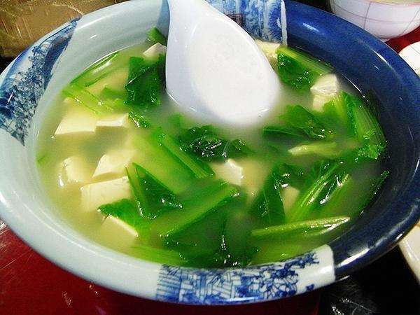 另外可以喝些蔬菜汤菠菜鸡丝汤青菜豆腐汤等还可以催乳.
