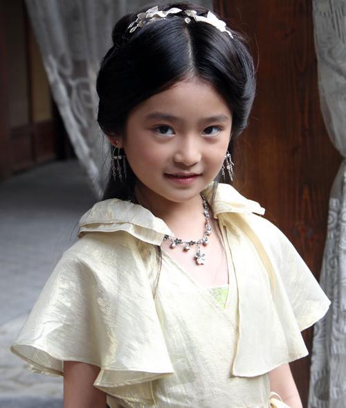 她9岁出道10岁与胡歌合作11岁与杨幂搭戏而今17岁成为女神