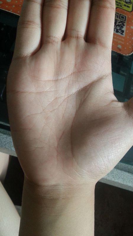 掌纹看起来比较凌乱 大致 根据我的手相 说一下  我的