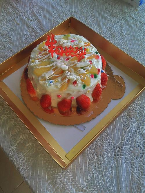 我做的水果蛋糕这是给孩子生日做的生日蛋糕第一次做忙的四脚朝天
