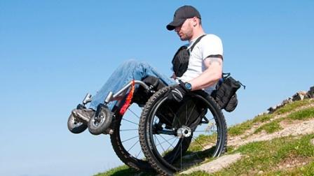 40名残疾人坐轮椅游玩龙门石窟志愿者抬轮椅助力登顶-资讯-高清完整