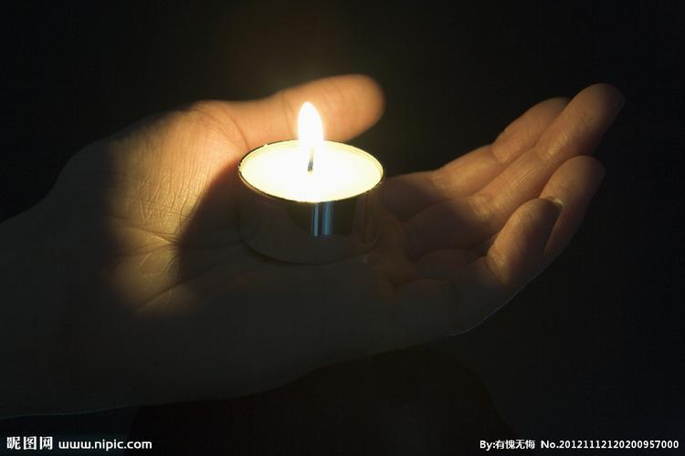 点上一柱蜡烛寄托着对亲人的思念与祝福