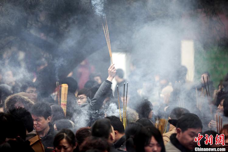 元宵节北京数万人雍和宫上香祈福青年信众居多
