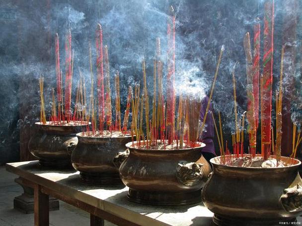 烧香拜佛作为中国传统文化中的一部分被许多人视为一种信仰和习俗