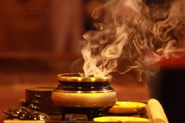 佛教常识丨拜佛时为什么要烧香点灯?
