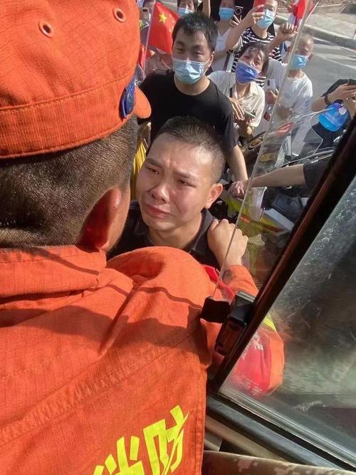 感动哭了大理消防员撤下火场重庆民众夹道欢送热情投喂视频