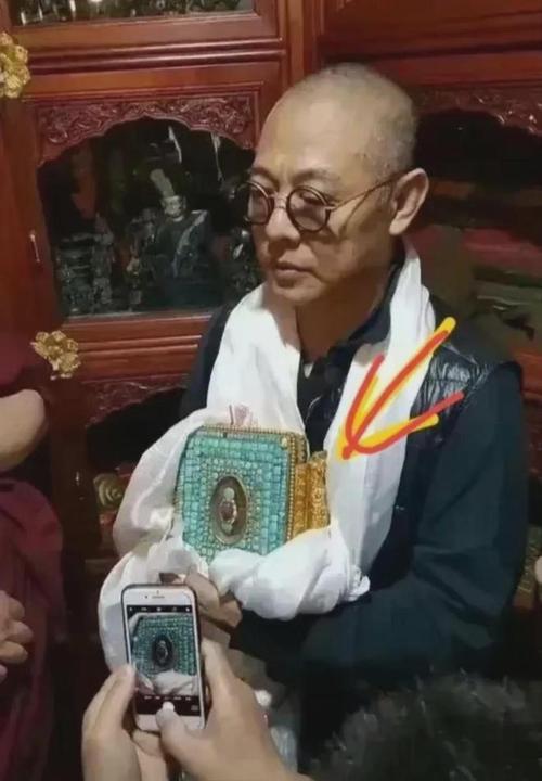 几年前李连杰在西藏拜佛时的场景不到60岁两眼空洞神态疲惫|寺庙