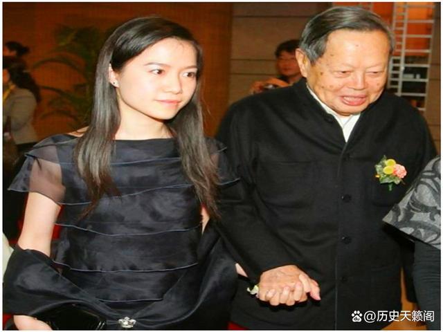 2004年28岁的翁帆嫁给了82岁高龄的杨振宁.