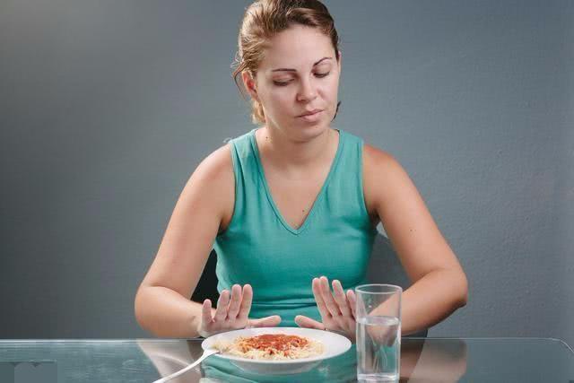医生忠告:经常不吃晚餐的人除了变瘦外或许还能缓解5个问题