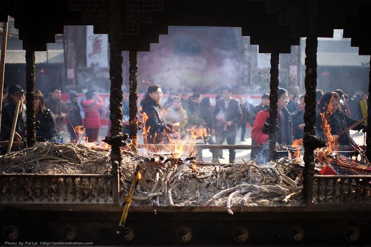 西安 城隍庙 烧香祈福的人们
