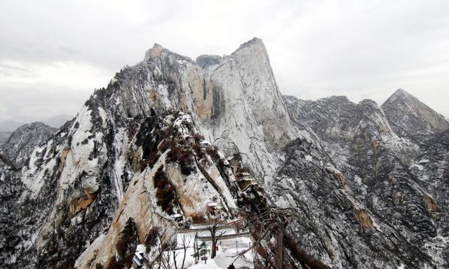 下雪时陡峭雄伟的华山向世人展示了它峡谷的柔情.