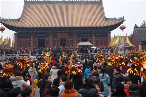 淮阳县的太昊陵看到这里再度迎来客流高峰游客们纷纷冒雨前来上香