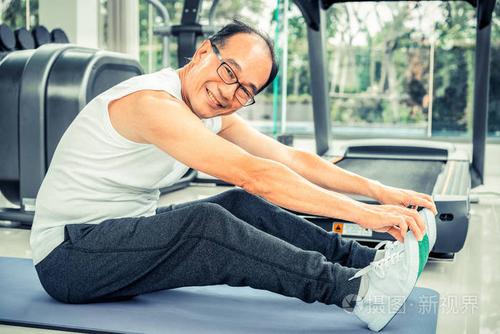 老年人在健身中心做身体伸展健康的生活方式