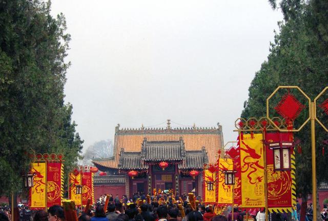 中国3000年陵庙因上香游客太多消防队随时待命铲车清理烟灰
