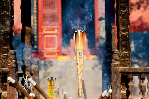 为何去寺庙上香很少有人烧13根香方丈:我都不敢烧!