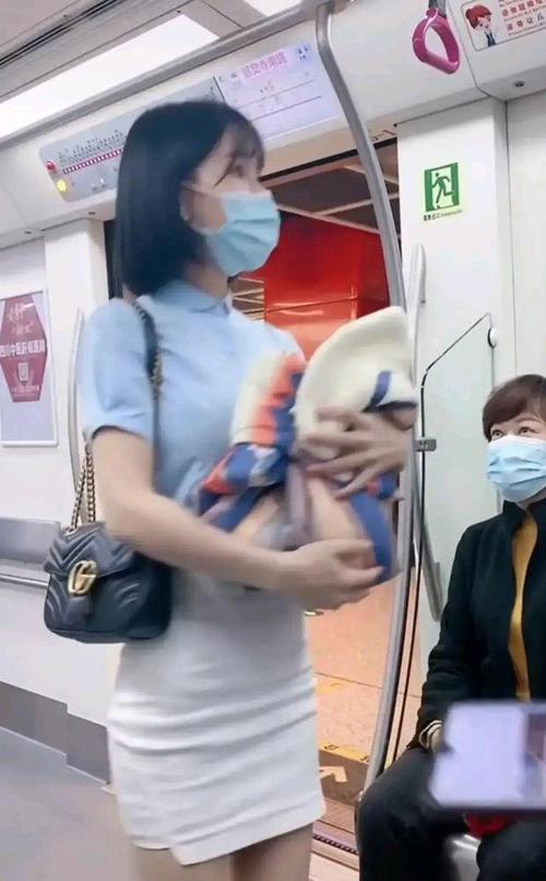 深圳年轻女子坐地铁假装抱小孩骗人让座让人颠覆三观