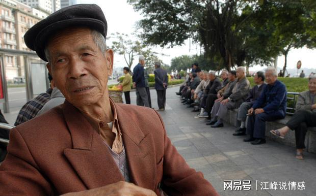 70岁老人对92岁父亲哭诉:爸你若活着我早晚要被你折磨死