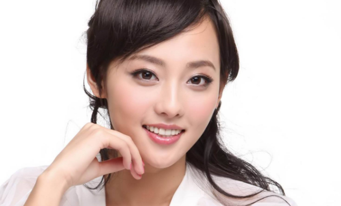张嘉倪拥有美丽的相貌演过很多的角色是很棒的女演员