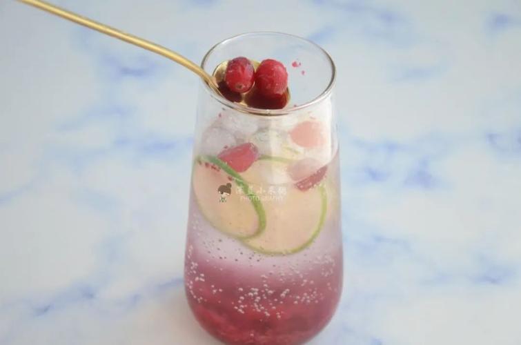 山东欧米奇饮品分享:清凉养眼超好喝——奶香蔓越莓气泡水
