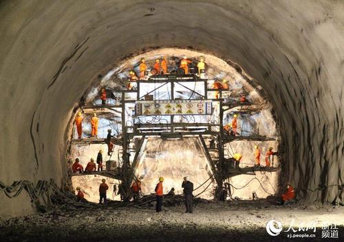 长三角在建最长隧道天目山隧道提前贯通 杭黄铁路咽喉打通