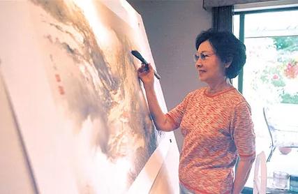 1970年代起顾媚专注于画坛成为中国画画家.