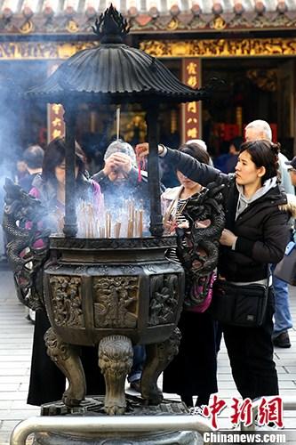 霞海城隍庙是台北最有名的月老庙之一元旦假期到此上香的信众络绎不