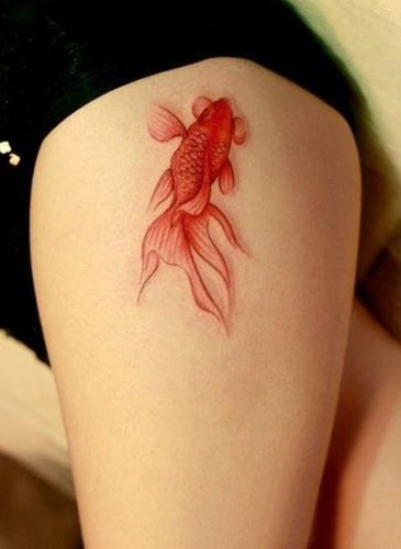 纹身红鲤鱼女生大腿上彩绘纹身红鲤鱼纹身图片