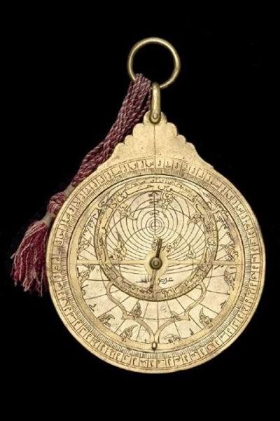 在更加专业精准的仪器出现前天文学家占星师和航海家喜爱用星盘来