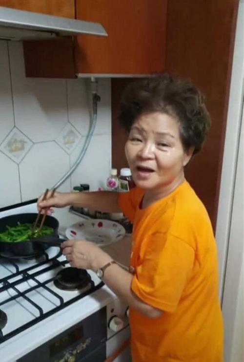 韩国婆婆在做饭媳妇走回厨房一看愣住网友:还说韩国人爱干净