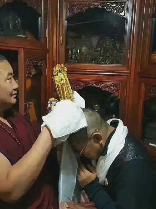 几年前李连杰在西藏拜佛时的场景不到60岁两眼空洞神态疲惫|寺庙