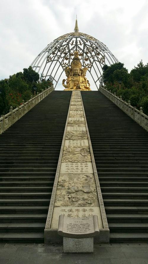 大华兴寺坐落在东部华侨城的观音座莲山拥有世界上唯一一座四尊不