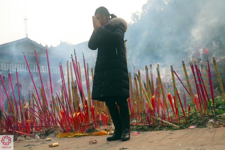 烧香拜佛是中国最传统的方式一位中年大妈在点一柱大香之后向东南