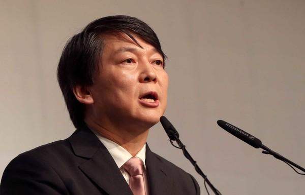 2012年9月19日时任首尔大学融合科学技术研究生院长的安哲秀在首尔忠