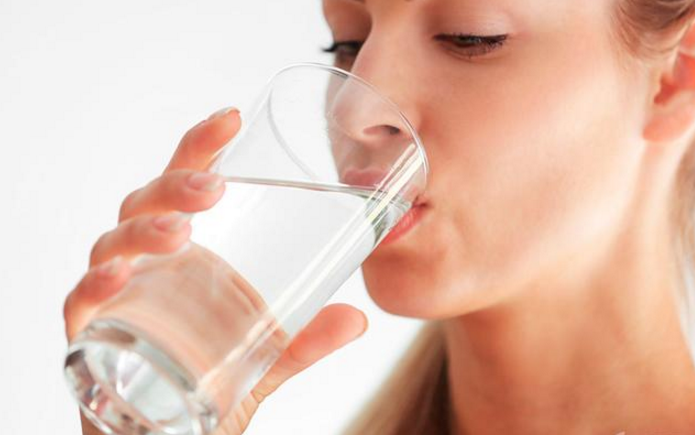 2忌缺水   一般来说为了维持正常的生理功能每人每天差不多需要