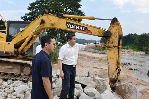 7月22日下午市长梅耐雪到塔畈乡督导水毁工程修复工作.