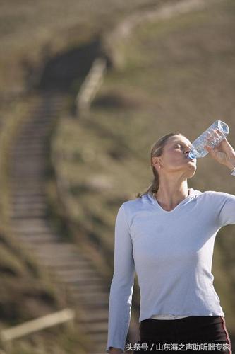 渴得越厉害身体缺水越严重有些人工作起来就忘了喝水渴到不行才开始
