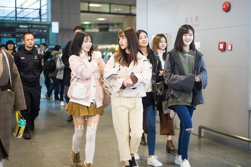 snh48众成员现身机场奔赴各大卫视开启跨年夜霸屏模式