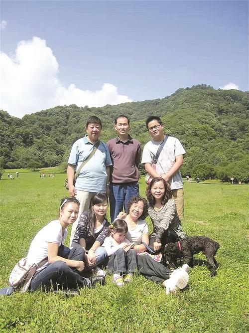 罗潇(前左二)和姐姐(左一)何可(后右一)及其女儿和双方父母