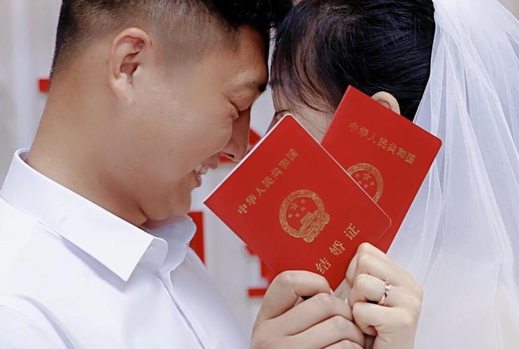 融媒见证全国第一张跨省通办结婚证在济南发出济漂情侣就地领证